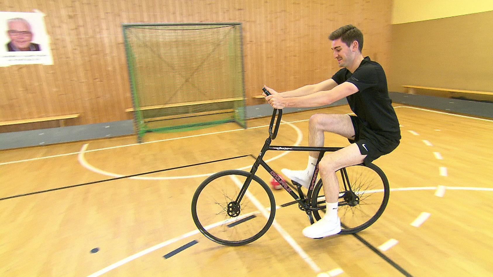 sport-auf-radern-radball-hier-kickt-reifen-statt-fu