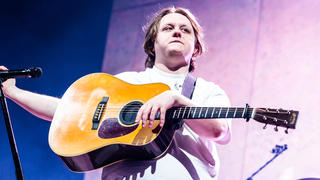 Lewis Capaldi sagt Konzerte ab: "Die letzten Monate waren mental und körperlich anstrengend",