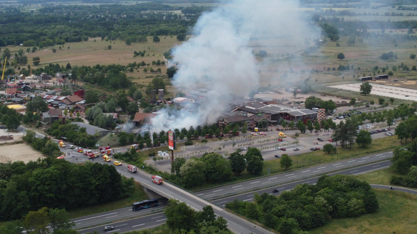 Karls Erdbeerhof in Brandenburg brennt Mehrere Verletzte bei Großbrand