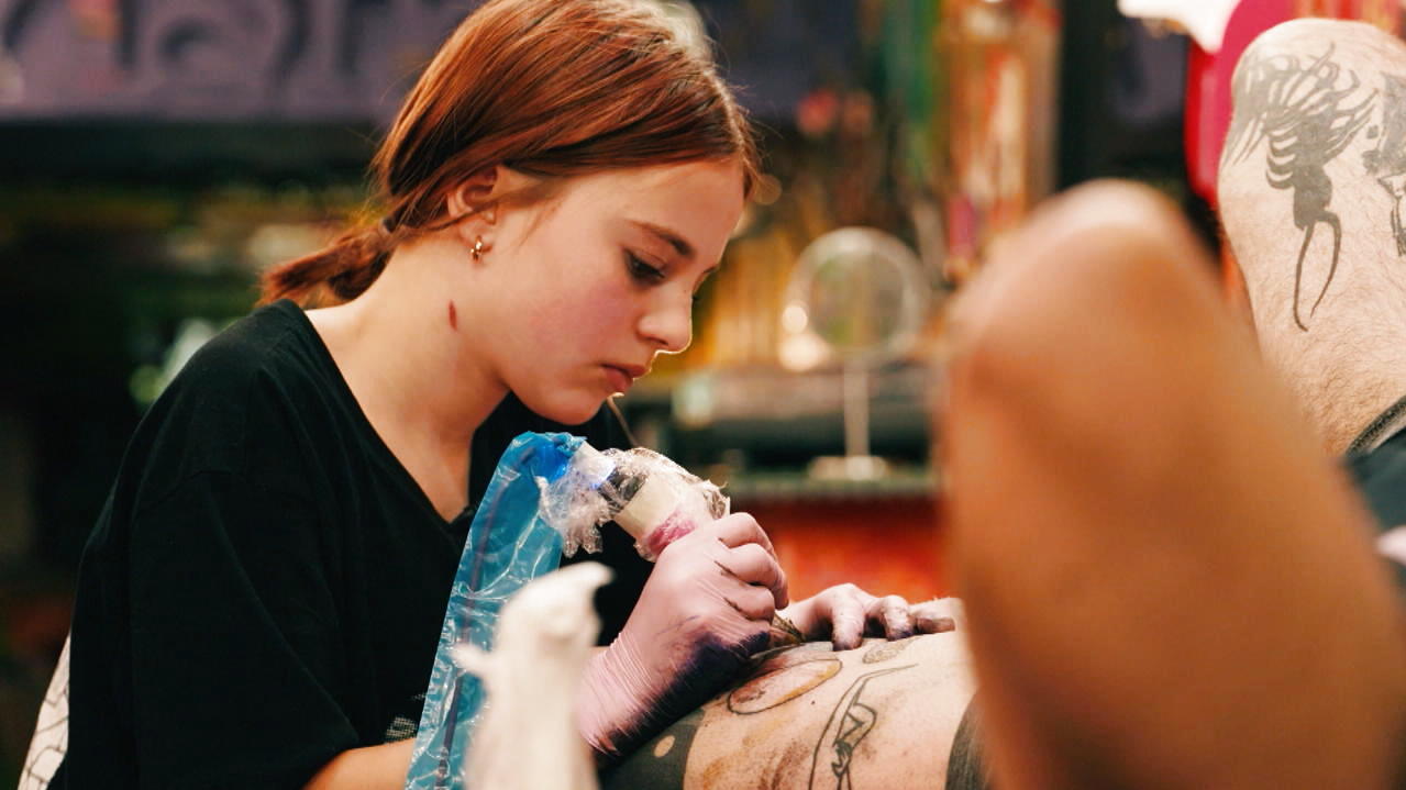 beim-ersten-tattoo-war-sie-2-die-jungste-tatowiererin-deutschlands