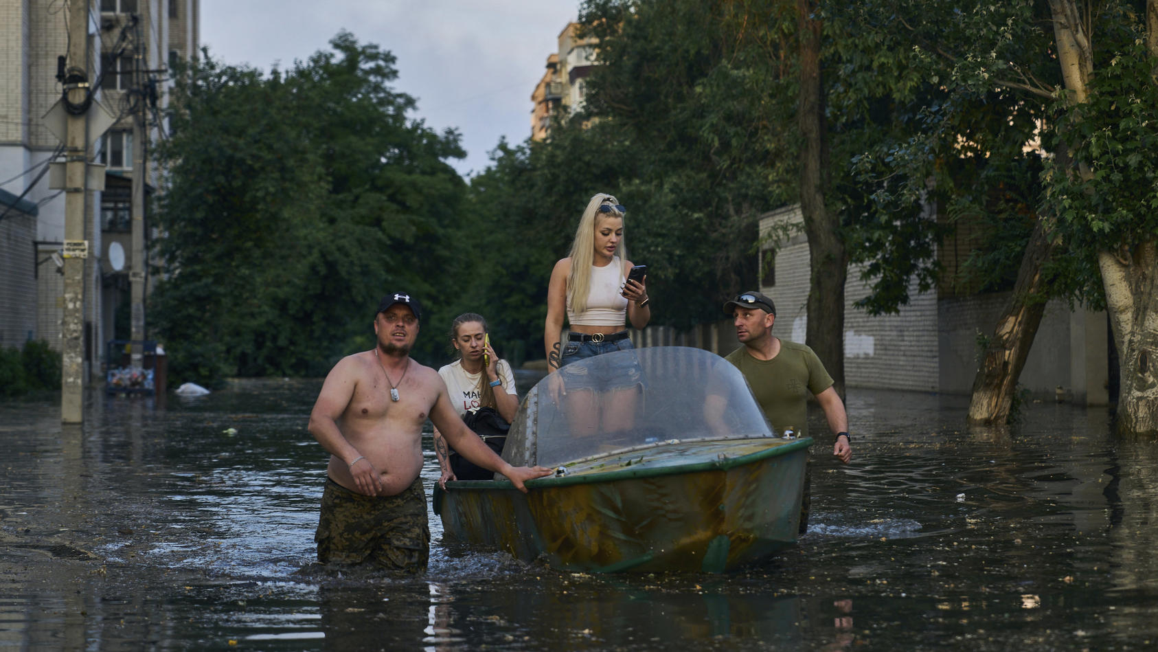 ukraine-viele-tote-befurchtet-staudamm-katastrophe-pegel-sinken