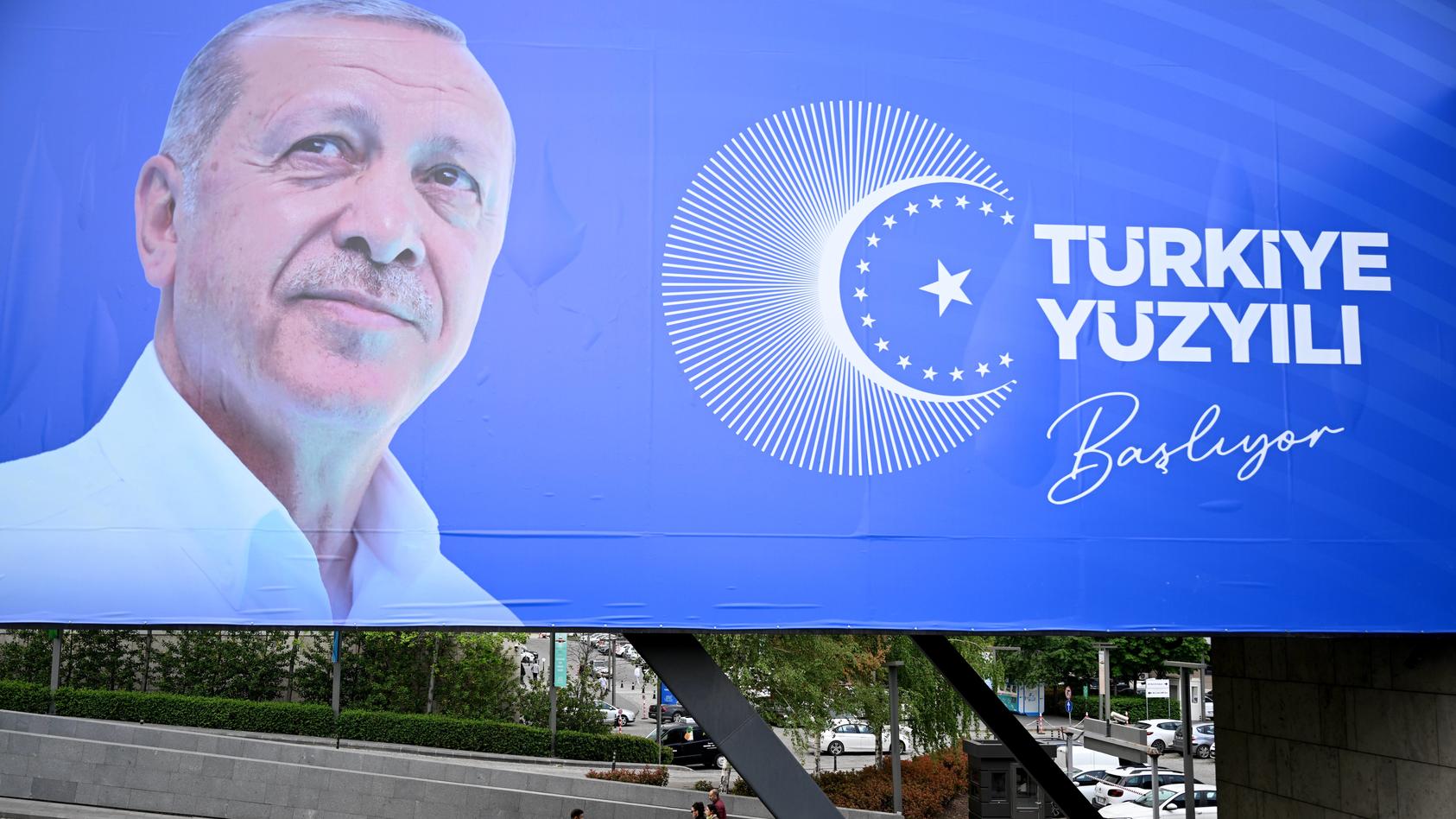 der-neue-und-alte-prasident-erdogan-auf-einem-wahlplakat-wer-da-etwas-drauf-malt-riskiert-verhaftet-zu-werden