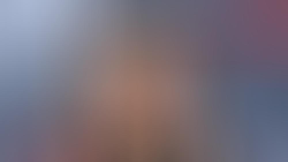 jennifer-anistons-markenzeichen-sind-ihre-langen-glatten-haare-in-verschiedenen-blond-und-caramel-tonen-jetzt-hat-sie-sich-in-einem-video-mit-ergrauten-strahnen-gezeigt