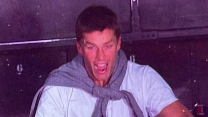 nfl-legende-tom-brady-45-geniet-die-fahrt-mit-dem-terror-turm-im-disneyland-florida