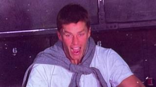 NFL-Legende Tom Brady (45) genießt die Fahrt mit dem Terror-Turm im Disneyland-Florida