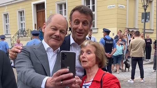 Selfie-mit-den-M-chtigen-Scholz-und-Macron-machen-Franz-sischlehrerin-froh