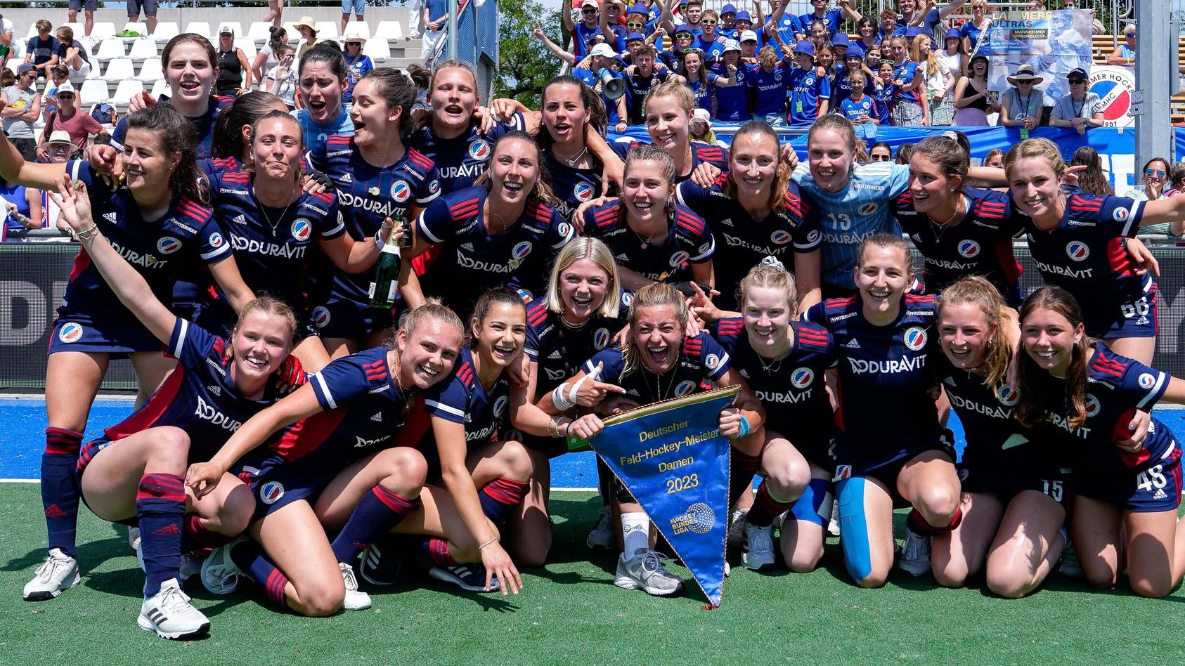 die-spielerinnen-vom-mannheimer-hc-feiern-den-gewinn-der-deutschen-meisterschaft-allerdings-ohne-schale