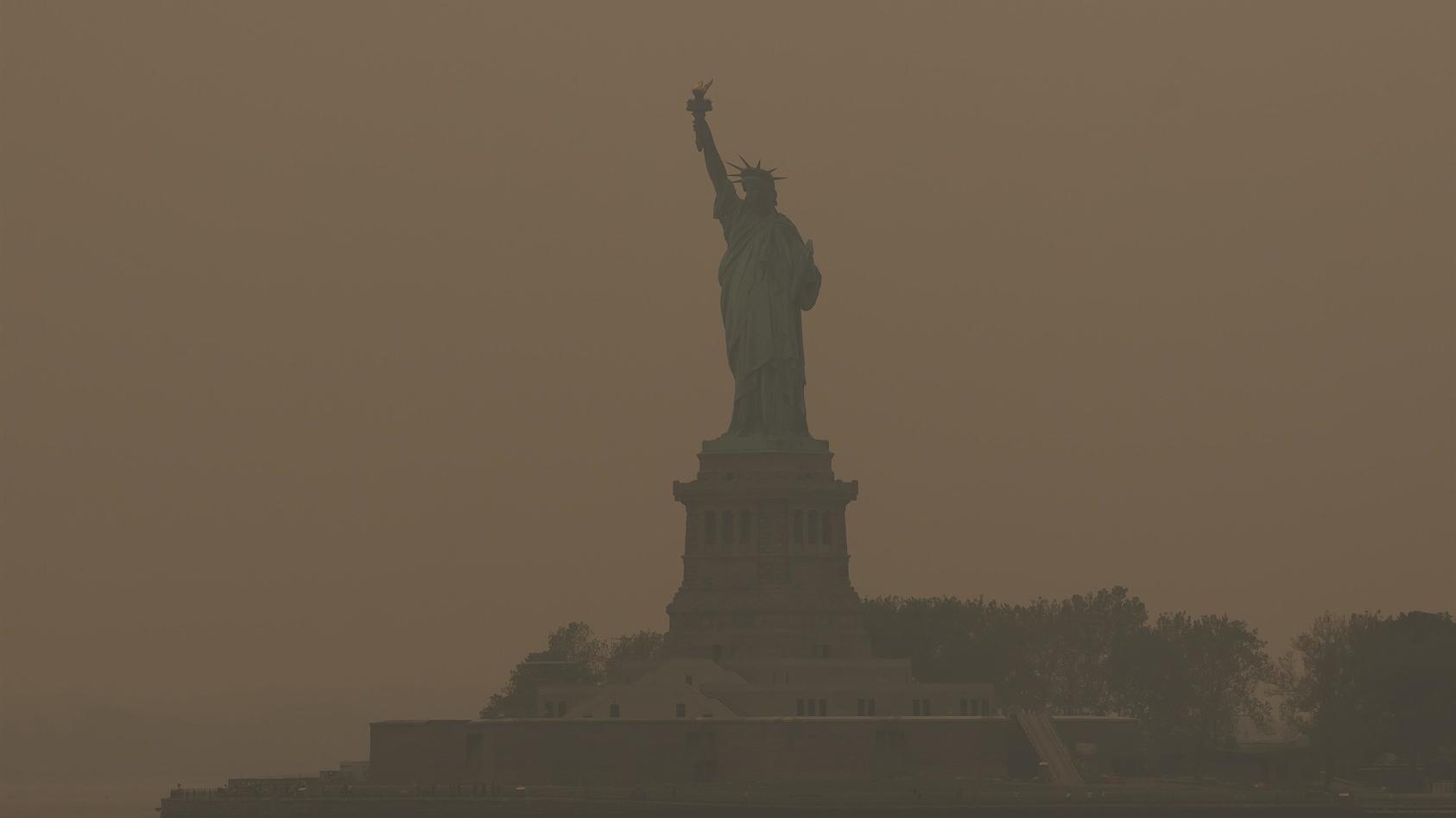 szenen-wie-im-katastrophenfilm-new-york-erstickt-im-smog-das-steckt-dahinter