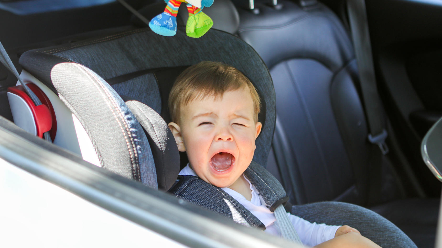 Baby weint im Auto