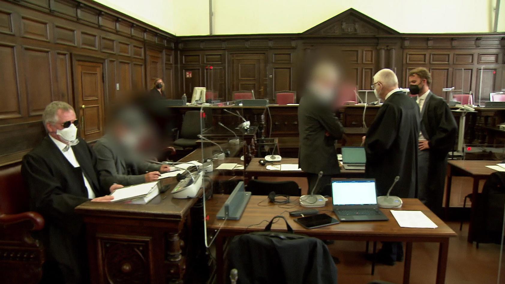 Die beiden Angeklagten mit Verteidiger während des Prozesses im Mai 2022.