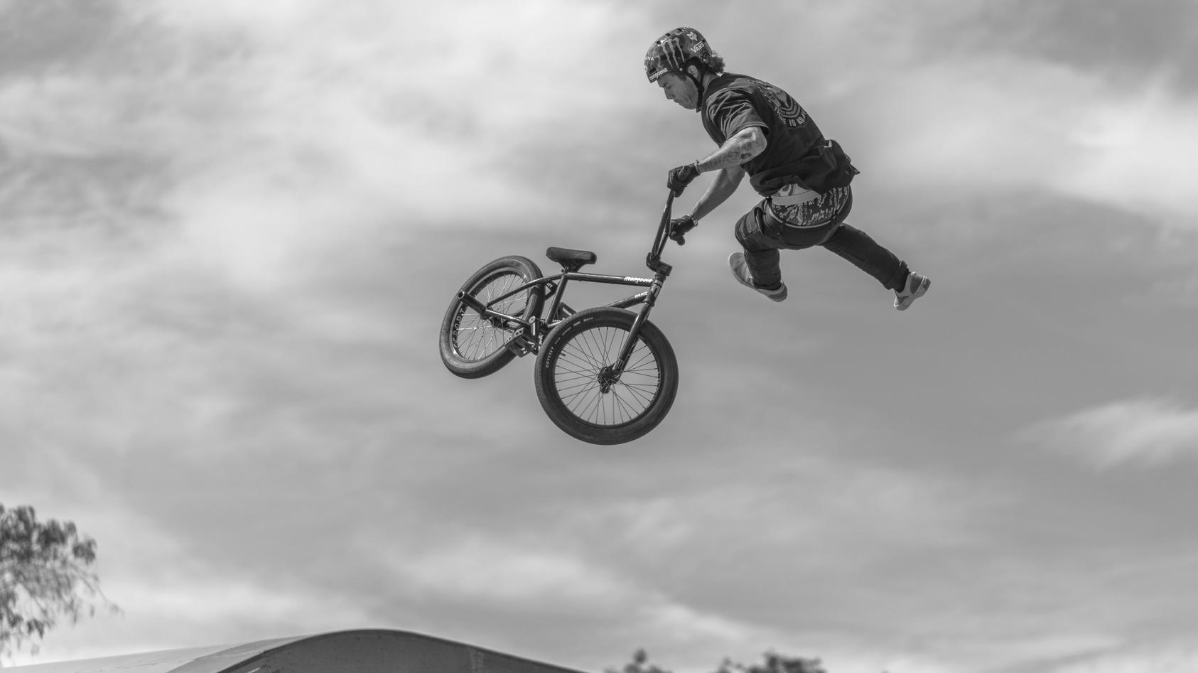 bmx-extremsportler-pat-casey-zeigt-einen-sprung