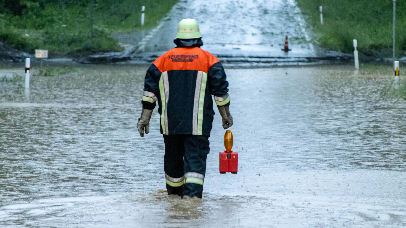 gewitter-mit-starkregen-uberfluteten-am-donnerstag-0806-in-sudhessen-samtliche-keller-tiefgaragen-und-unterfuhrungen-symbolbild