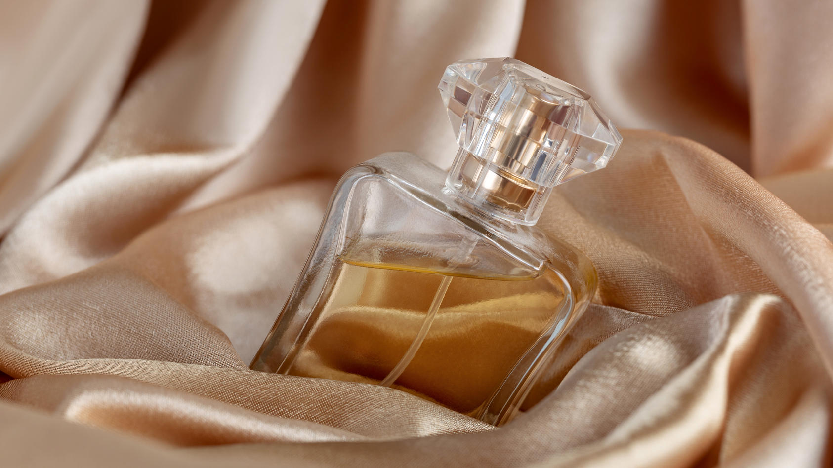 eine-goldene-farbe-eines-parfums-kann-bedeuten-dass-es-besonders-intensiv-ist-oder-bereits-schlecht-geworden-ist
