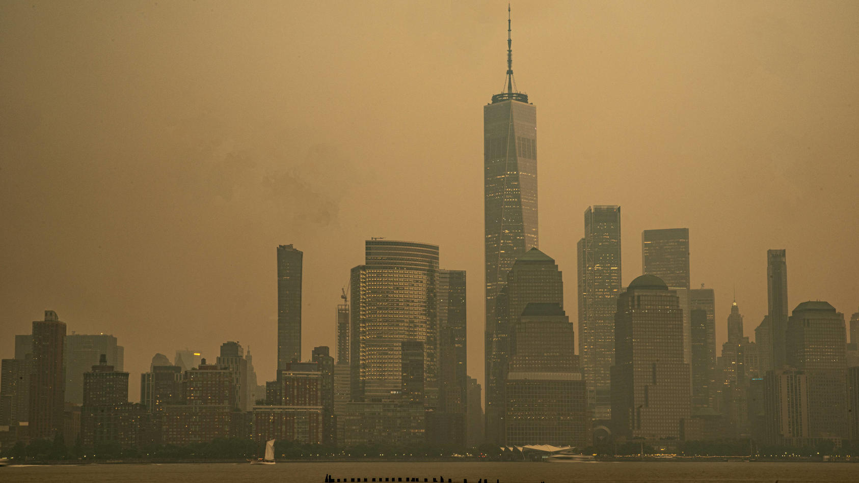 gruselig-am-mittwoch-war-new-york-in-eine-giftige-rauch-wolke-gehullt