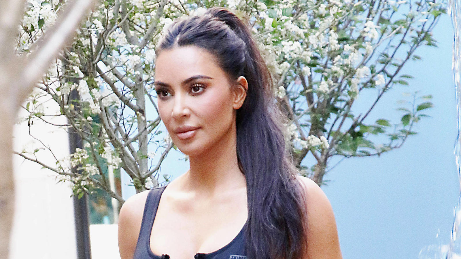 kim-kardashian-bei-einem-auftritt-in-einem-skims-pop-up-shop-in-new-york