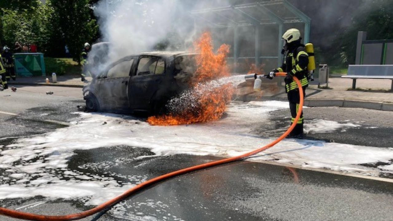 Mit speziellem Löschschaum bekämpfen Feuerwehrleute die Flammen. Der VW Golf brennt dennoch komplett aus.