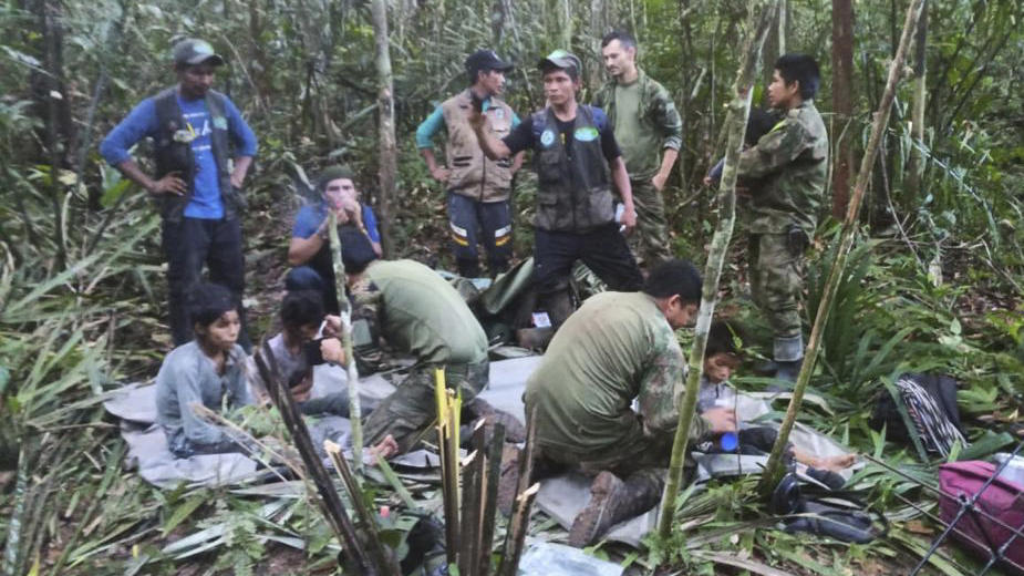 HANDOUT - 09.06.2023, Kolumbien, Solano-Dschungel: Auf diesem von der Pressestelle der kolumbianischen Streitkräfte veröffentlichten Foto kümmern sich Soldaten und indigene Männer um die vier Geschwister, die nach einem tödlichen Flugzeugabsturz verm