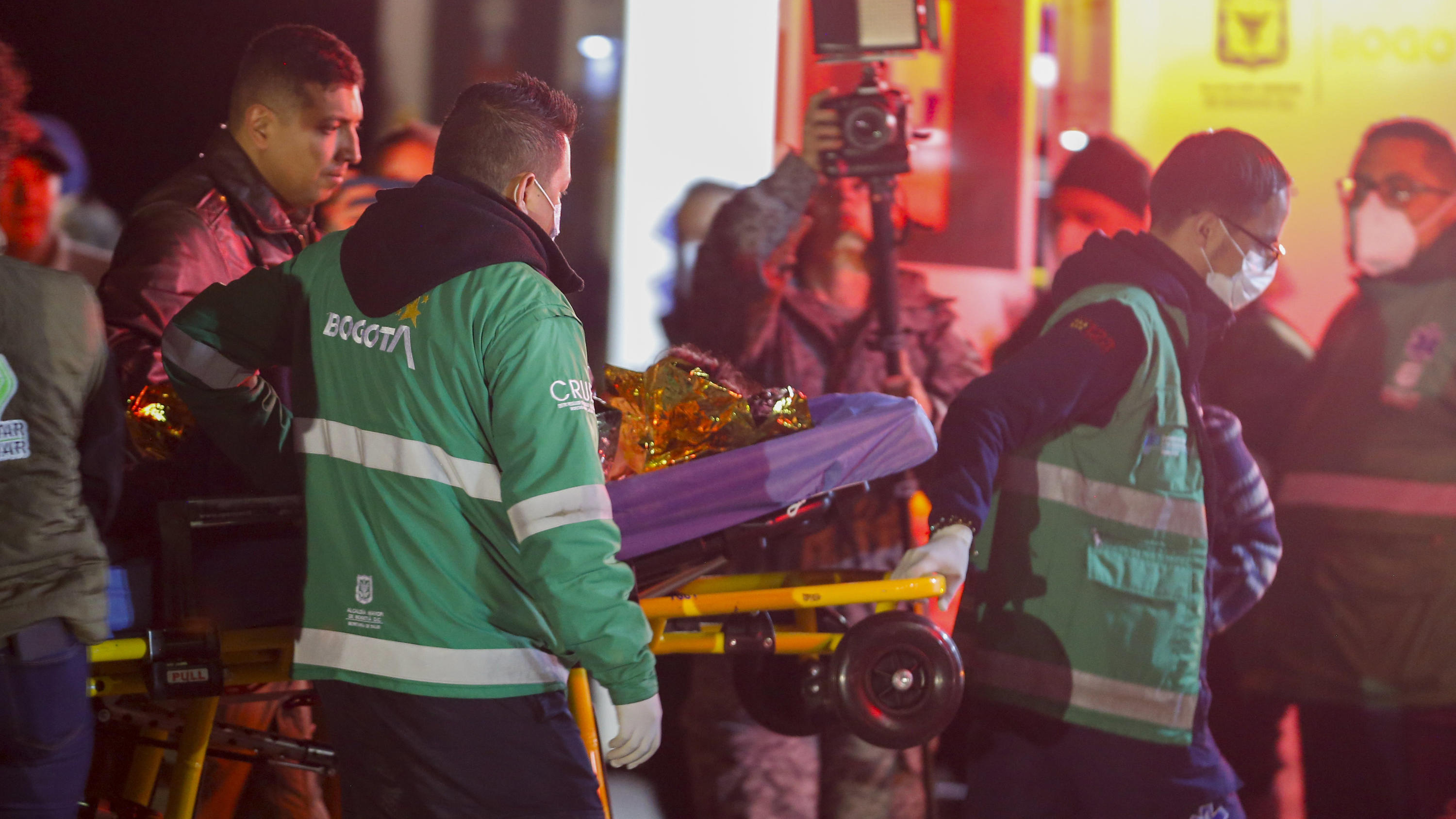 10.06.2023, Kolumbien, Bogota: Sanitäter tragen einen der vier indigenen Kinder, die nach einem Flugzeugabsturz vermisst wurden, auf dem Militärflughafen in Bogota in einen Krankenwagen. Über einen Monat nach dem Absturz eines Kleinflugzeugs im kolum