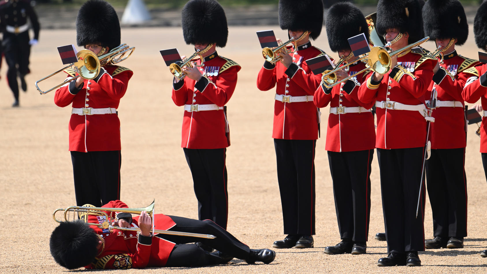 Parata militare del principe William Soldati sbiaditi nel caldo