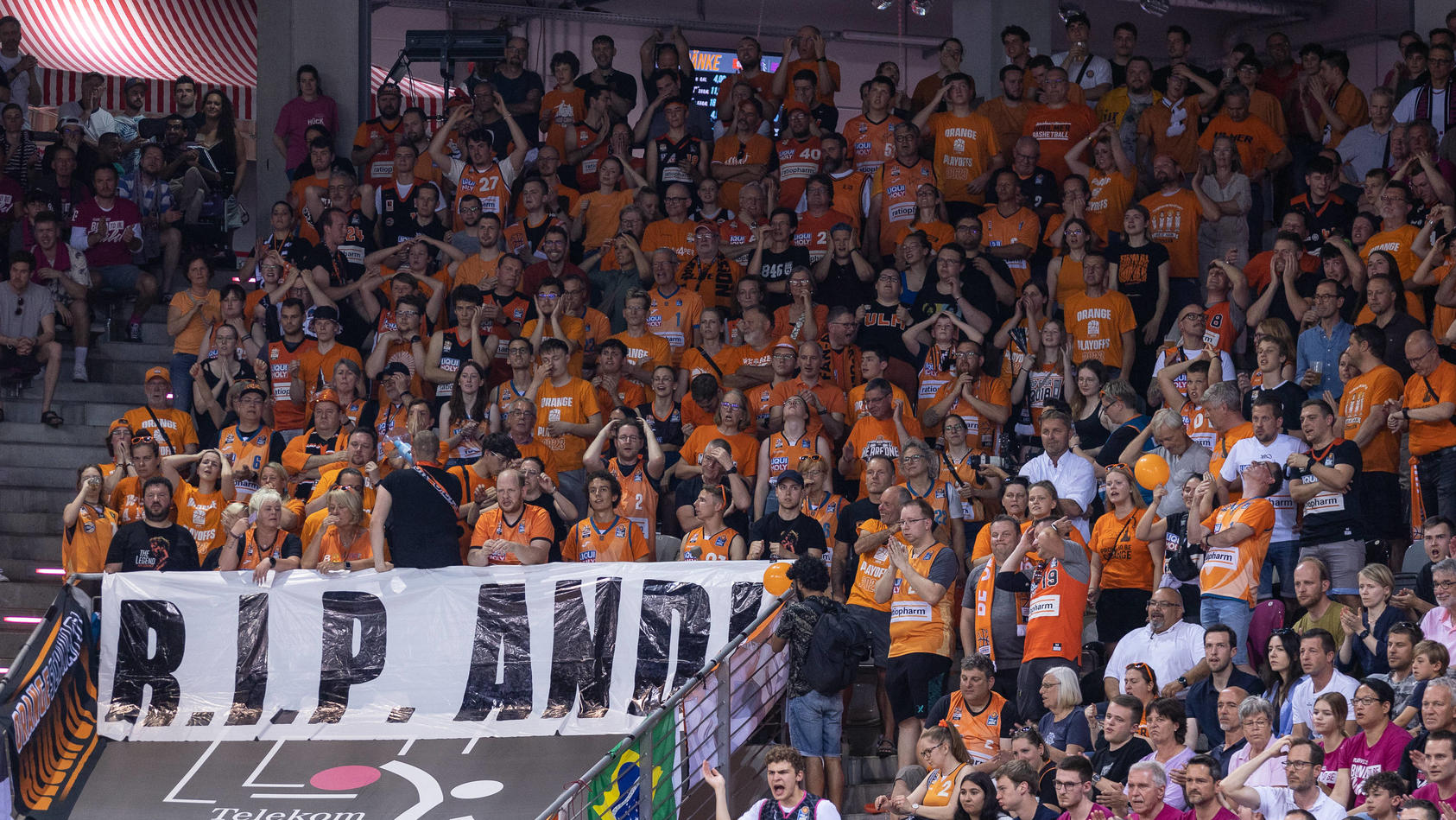 Nach Tod von Teambetreuer - Basketball-Fans sorgen für Gänsehaut-Moment