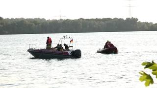 Retter suchen auf dem See nach dem 21-Jährigen. Sie können ihn nur noch tot bergen.