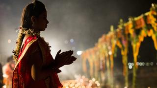 Eine Hindu-Priesterin führt das Ganga-Aarti-Ritual in Varanasi durch