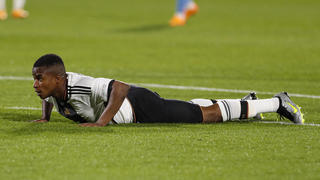 Yousoufa Moukoko liegt während der Spiels der deutschen U21 gegen Israel mit dem Bauch auf dem Rasen.