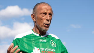 ARCHIV - 13.06.2023, Berlin: Fußball: FC Bundestag - FC Diabetologie. Christoph Daum, ehemaliger Fußballtrainer, reagiert. Daum berichtet von einem Anruf von Uli Hoeneß. (zu dpa: «Daum erhielt Genesungswünsche von Uli Hoeneß: «Menschliche Stärke»») Foto: Sebastian Räppold/Matthias Koch/dpa +++ dpa-Bildfunk +++