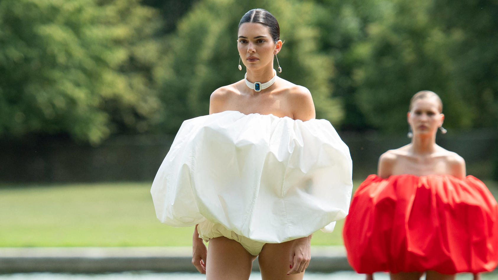 Kendall Jenners Look auf der Paris Fashion Week spaltet die Gemüter