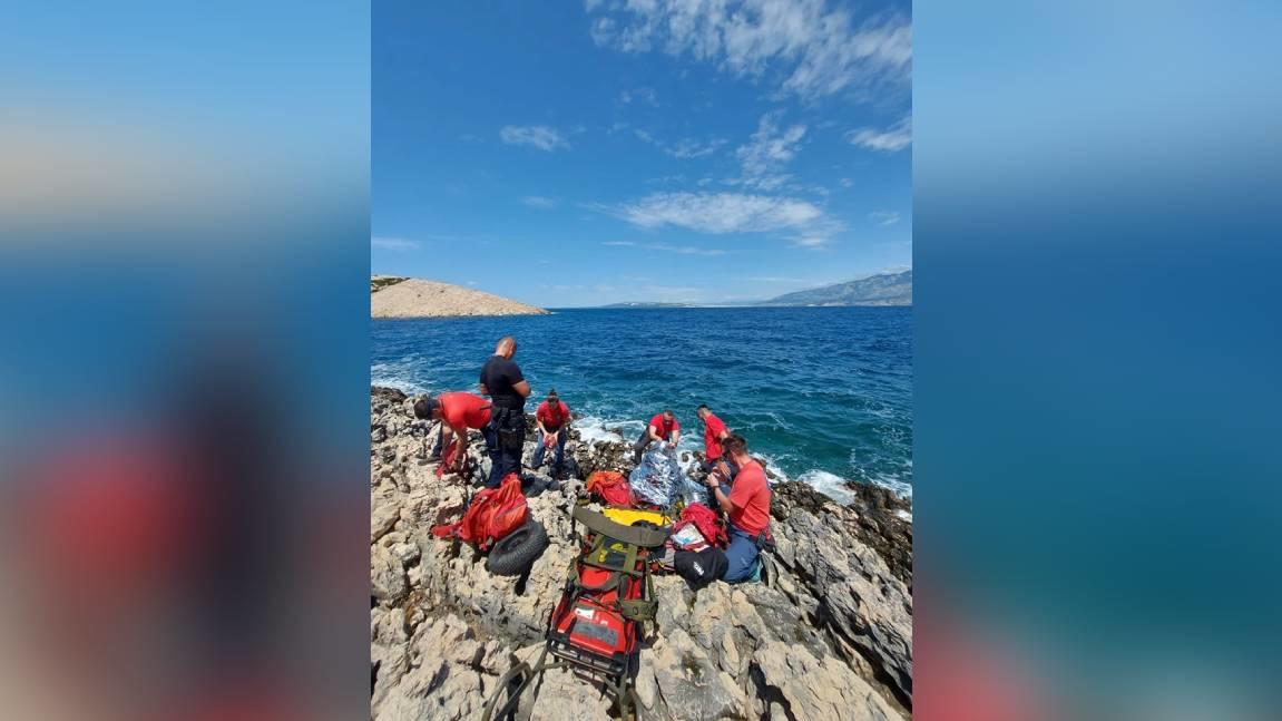 Quattro uomini sopravvivono a una terribile tempesta nel Mare Adriatico