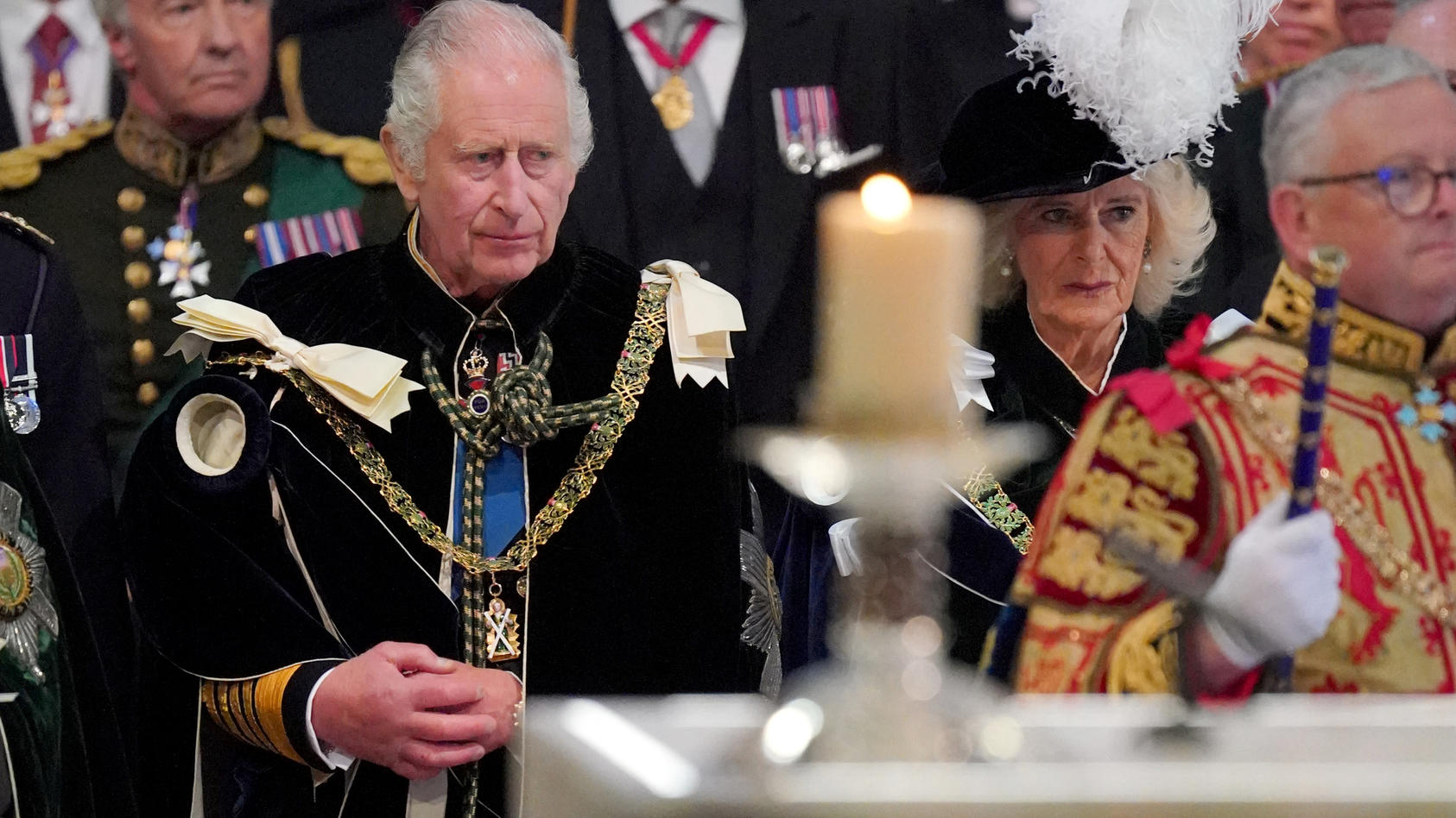 König Charles hat bei Krönung in Schottland schon wieder angeschwollene Finger