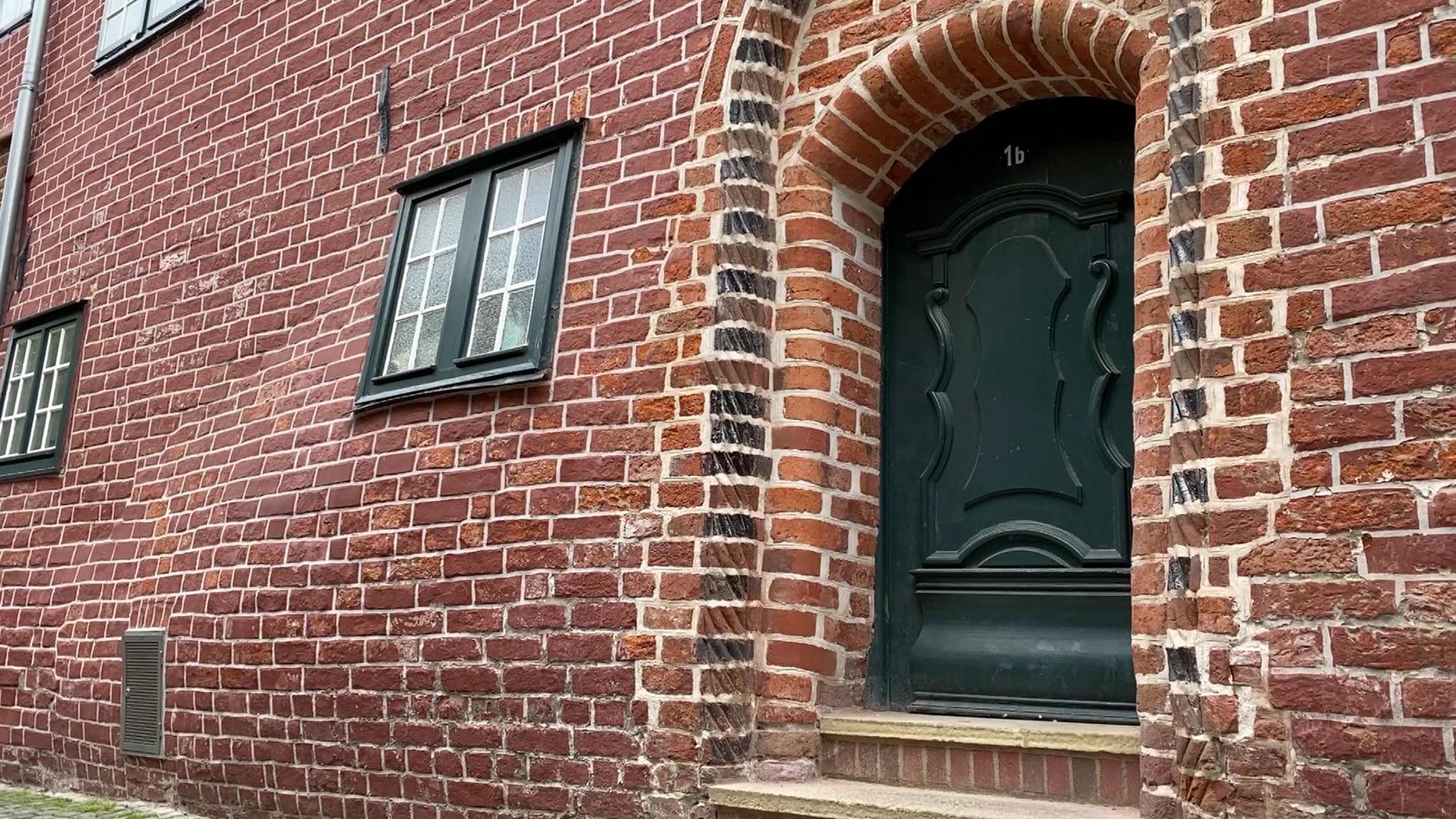 Ein schwangeres Haus in Lüneburg: Was ist denn mit dieser Mauer los?