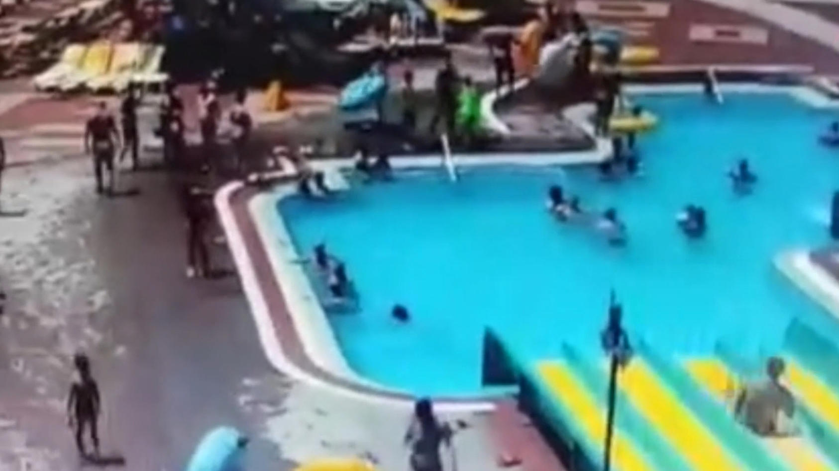 Tödlicher Wasserrutschen-Unfall in türkischem Hotel Tourist schlägt mit Kopf auf Betonboden auf Bild Foto
