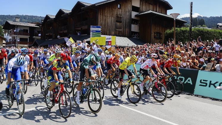 Tour de France Fan löst Massencrash aus 20 Fahrer stürzen