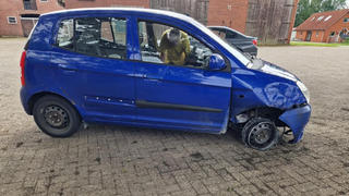 Der 85-Jährige verursacht einen Crash und fährt trotz eines fehlenden Reifens auf die Autobahn.