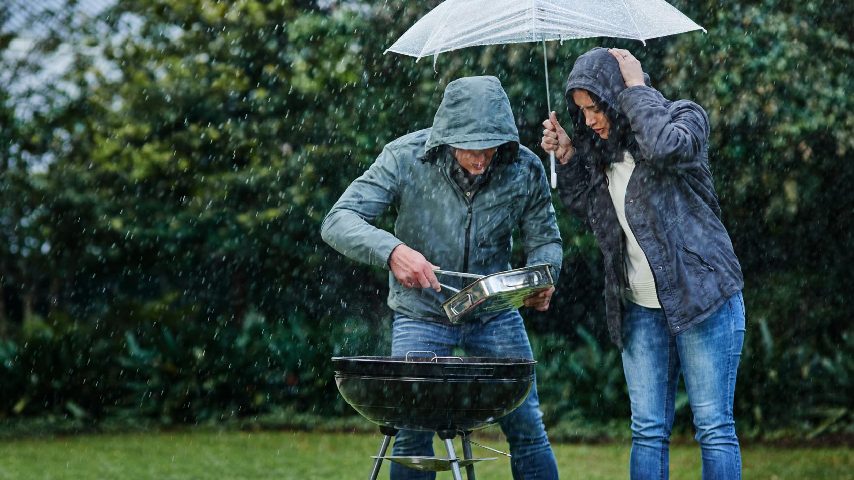 Grillen im Regen: Bratwurst schmeckt auch bei Schlechtwetter