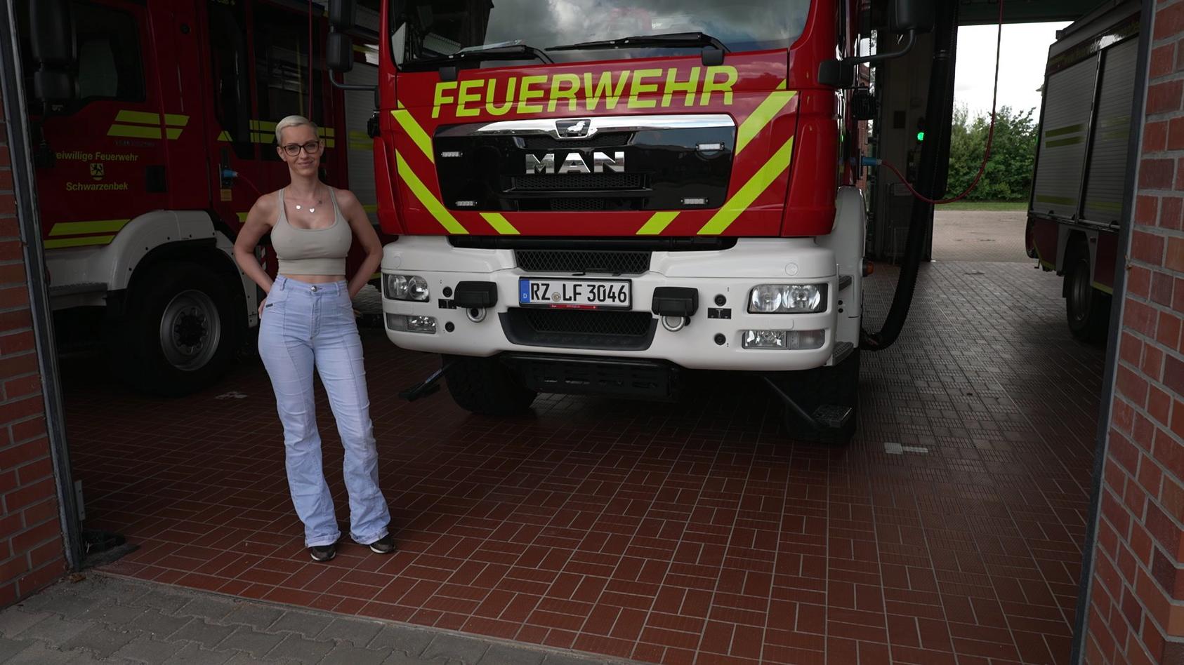 Heißeste Feuerwehrfrau Anike Ekina in Wacken: Die Musik hilft ihr bei ...