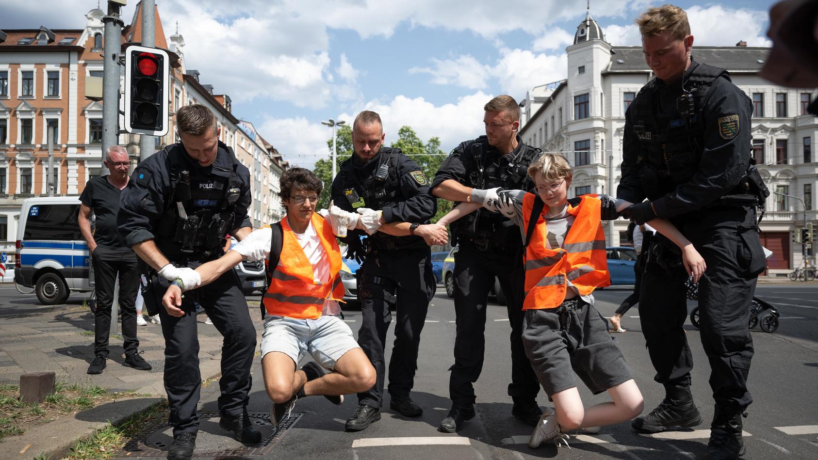 Letzte Generation Welche Strafen Gibt Es Für Die Protestaktionen Der Klimakleber 0497