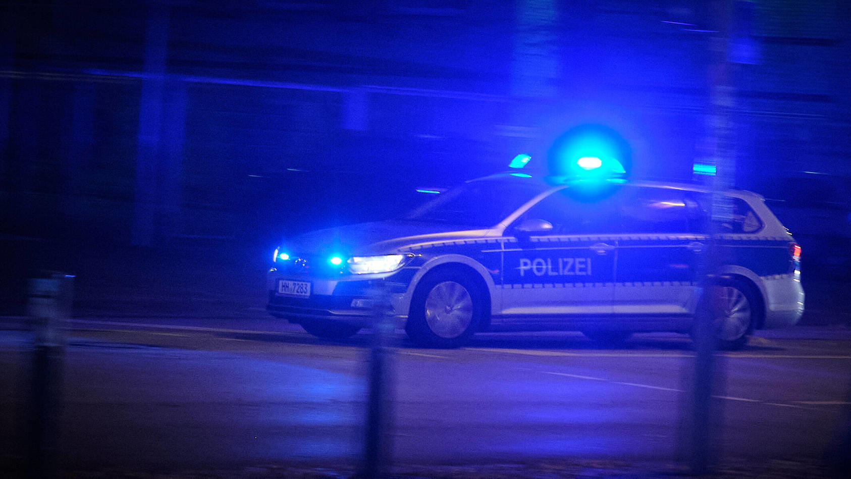 die-polizei-ruckt-zu-einem-groeinsatz-aus-symbolbild