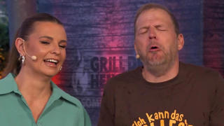 Comedian Mario Barth muss würgen, als „Grill den Henssler“-Moderatorin Laura Wontorra ihm verkündet, was er grillen soll.