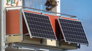 ARCHIV - 07.11.2022, Mecklenburg-Vorpommern, Stralsund: Solarmodule für ein sogenanntes Balkonkraftwerk hängen an einem Balkon. Das Bundeskabinett will heute Erleichterungen von Solaranlagen beschließen. Foto: Stefan Sauer/dpa +++ dpa-Bildfunk +++