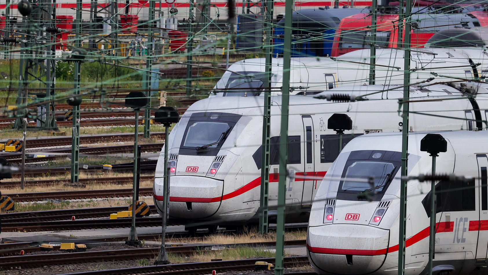 Personen Am Gleis - Bahn Will Künftig Weiterfahren