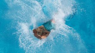 19.08.2023, Sachsen, Dresden: Ein Junge springt im Freibad Wostra vom 5-Meter-Turm ins Wasser. Foto: Sebastian Kahnert/dpa +++ dpa-Bildfunk +++