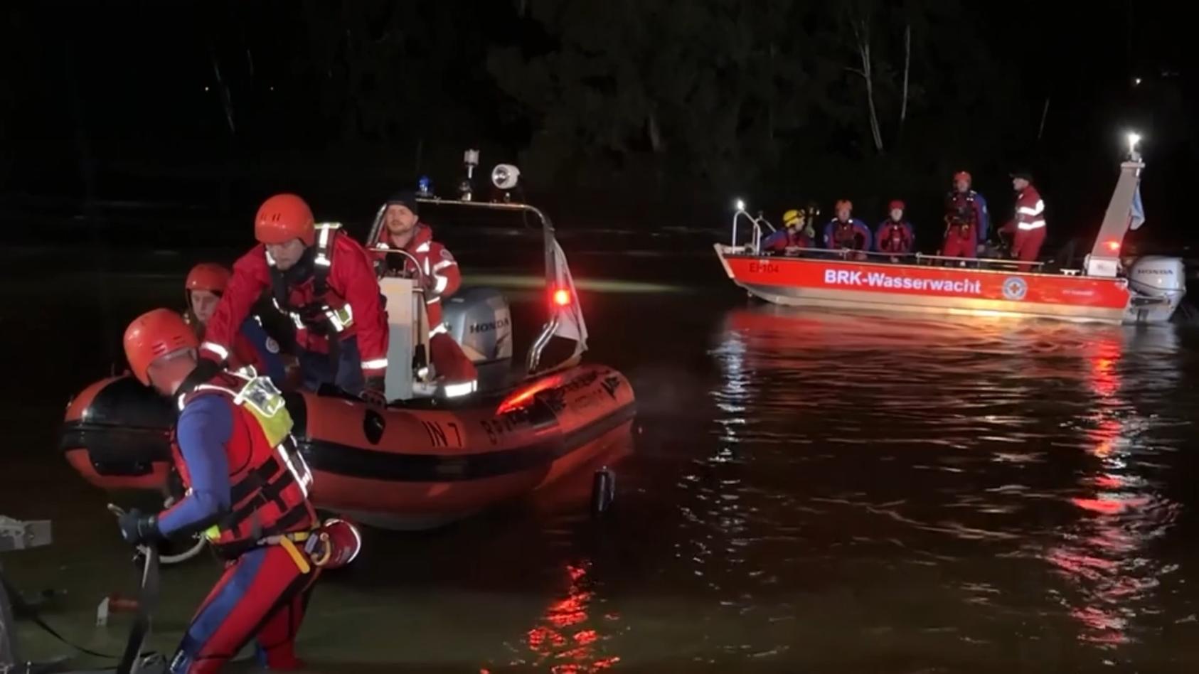 Hochwasser In Bayern Rettungskr Fte Suchen Vermissten Menschen In Der