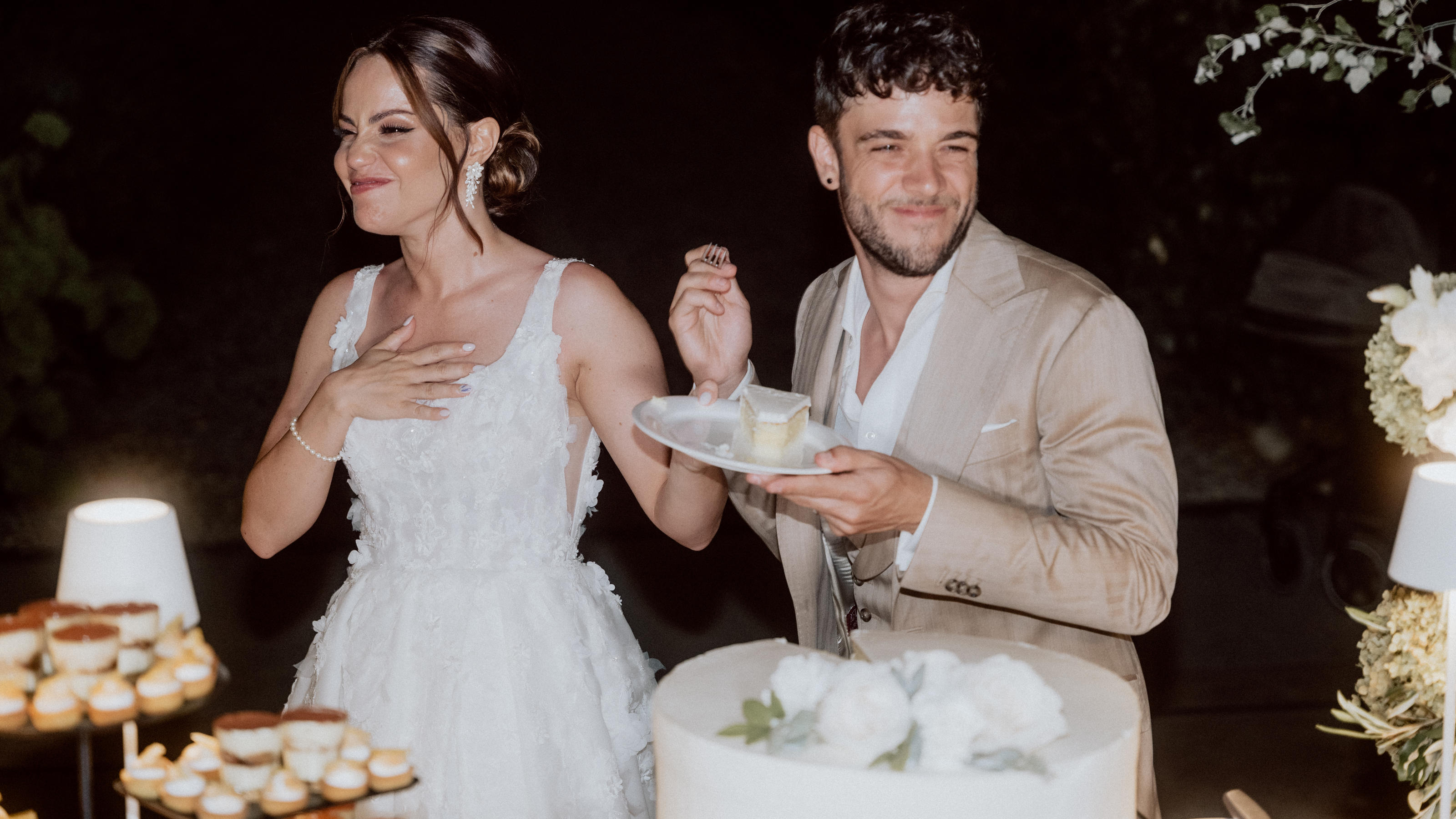 Christina Loft e Luca Hani si stanno chiaramente godendo la loro torta nuziale