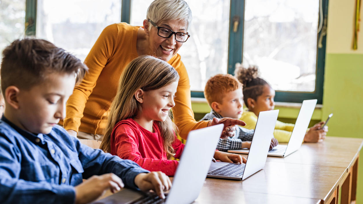 Wird der Laptop zum Standard im Klassenraum? Zumindest die künstliche Intelligenz wird wohl in den Schulalltag einziehen. 