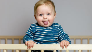 Ein Baby schaut in die Kamera.