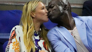 Seal und Freundin Laura Strayer küssen sich bei den US Open in New York City.