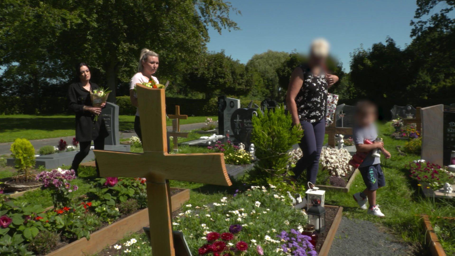 Gemeinsam mit Milenas Mutter und ihrem Sohn Aris besuchen die beiden Freundinnen oft das Grab der Toten 