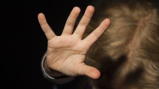 Kind wehrt sich mit ausgestreckten Armen ibxyan01596733 Bitte beachten Sie die gesetzlichen Bestimmungen des deutschen Urheberrechtes hinsichtlich der Namensnennung des Fotografen im direkten Umfeld der Veröffentlichung!